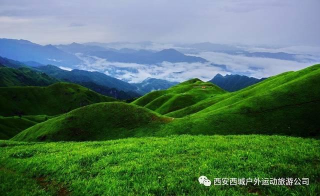 黑色不规则无袖半身裙，这样一身既性感又辣妹的穿搭，你会心动吗？